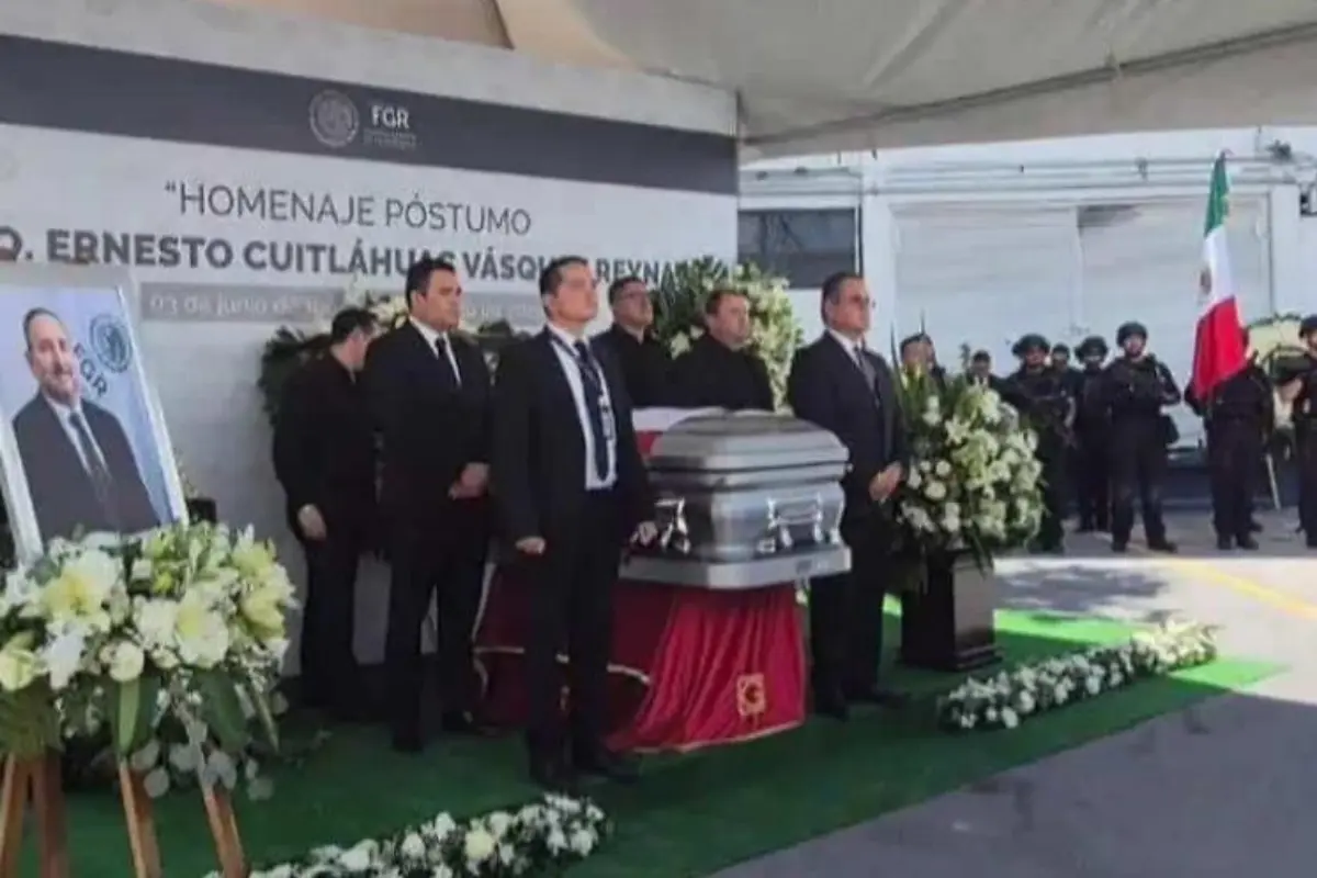 Con el sonido de las sirenas como fondo y un despliegue de cuerpos armados que ocupó buena parte del perímetro de la Fiscalía General de la República (FGR) en Tamaulipas. Foto: SSP