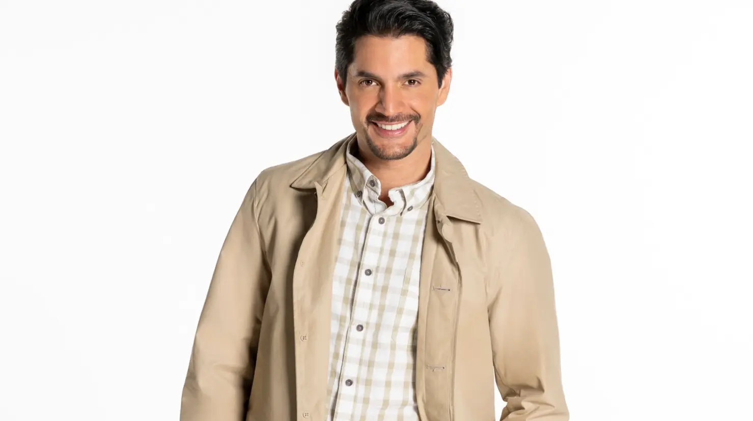 Daniel Elbittar demuestra su talento con fuerza en la telenovela de TelevisaUnivision Amanecer, en la que encarna a Sebastián Peñalosa. Foto: Televisa