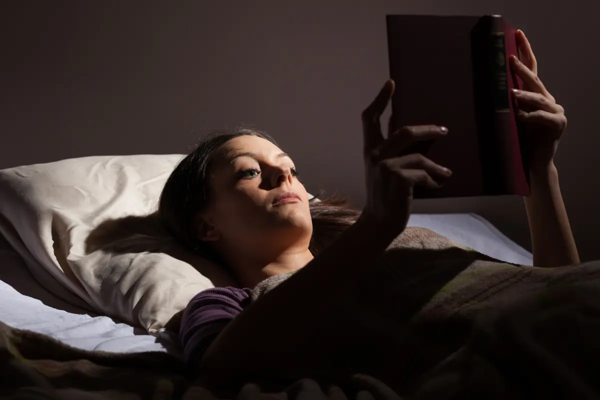 Cambiar de hábitos en la rutina antes de dormir ayudará a descansar mejor, según expertos. Foto: Canva