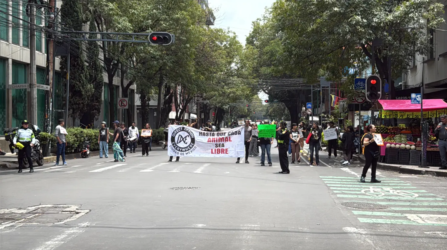 Manifestantes en CDMX protestando por la protección animal.    Foto: Ramón Ramírez