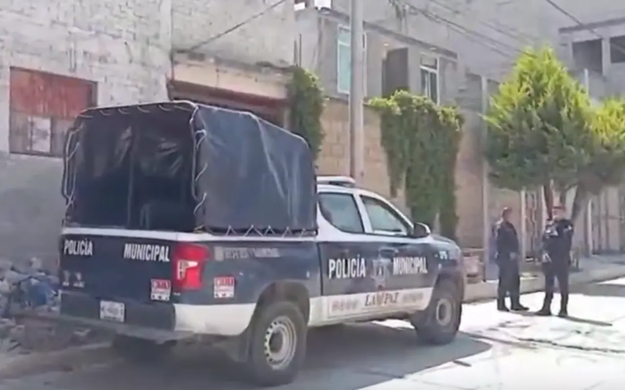 Policías afuera del domicilio donde fue hallado el menor de 5 años. Foto: Especial