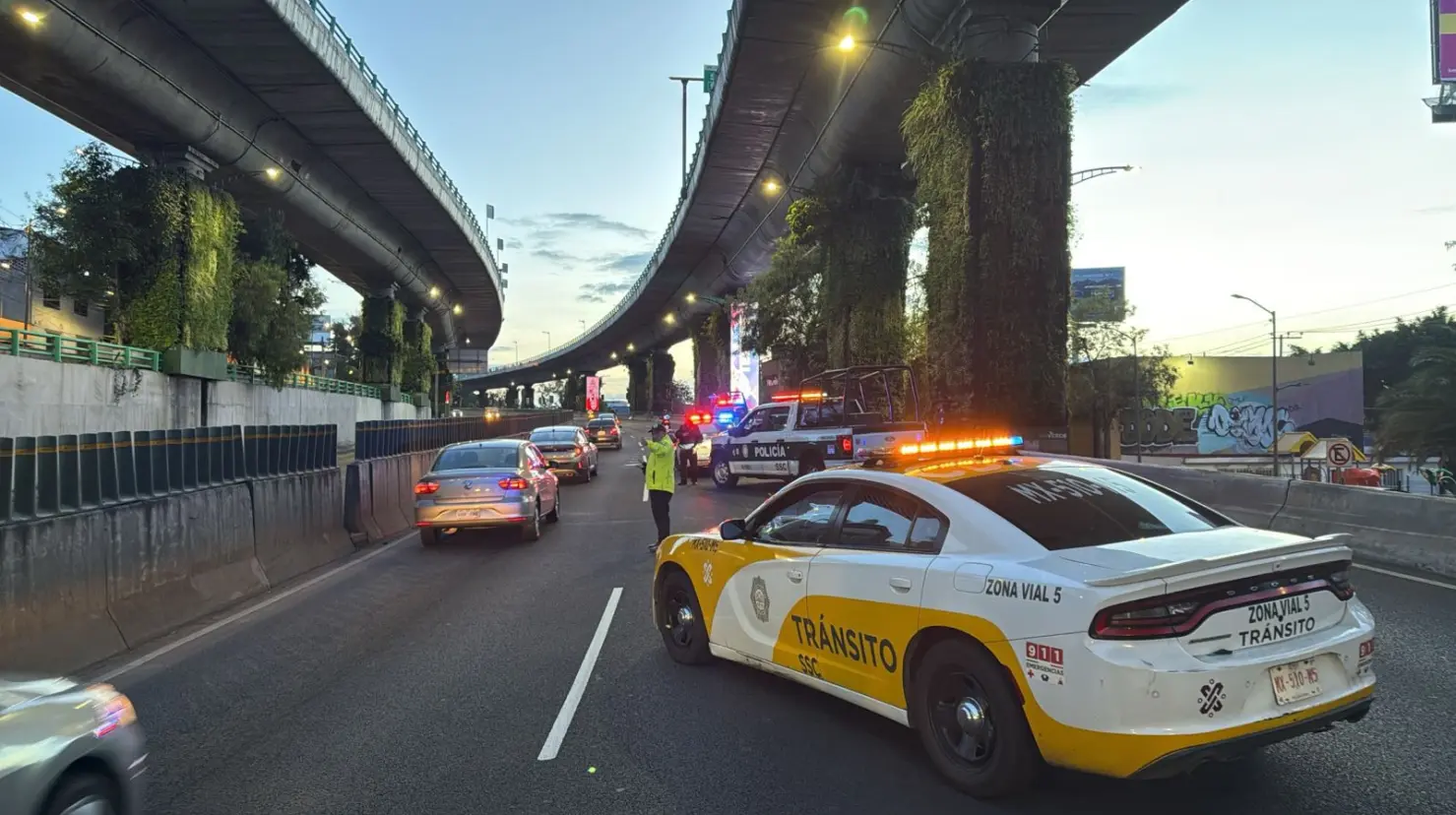 Policías de tránsito atendiendo accidente de motociclistas en CDMX.   Foto: Ramón Ramírez