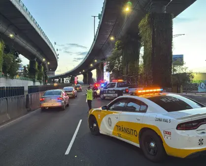 Tragedia en Periférico: mueren dos motociclistas al estrellarse contra muro de contención en CDMX