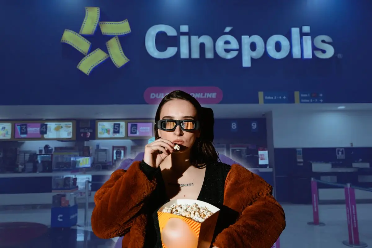 Mujer comiendo palomitas y de fondo taquilla de Cinépolis Foto: Canva