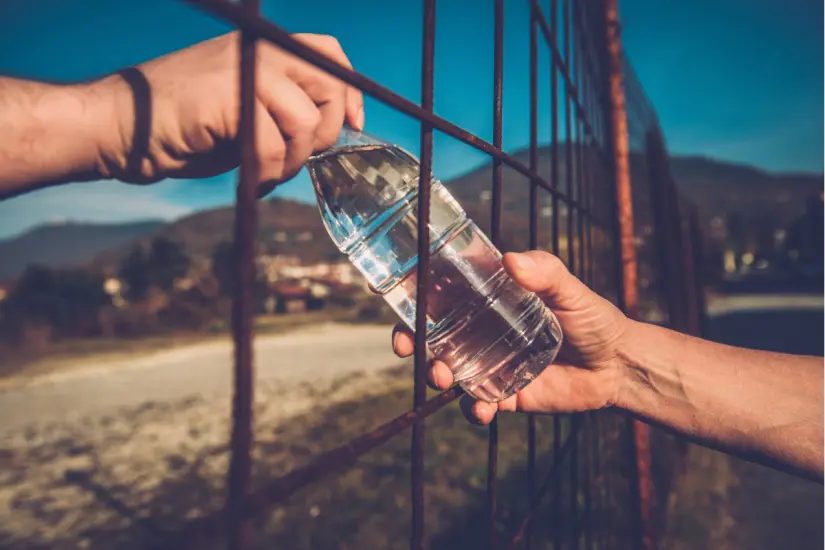 Los migrantes han sido los más afectados por la onda de calor en la frontera, de acuerdo a CBP. Foto: Canva