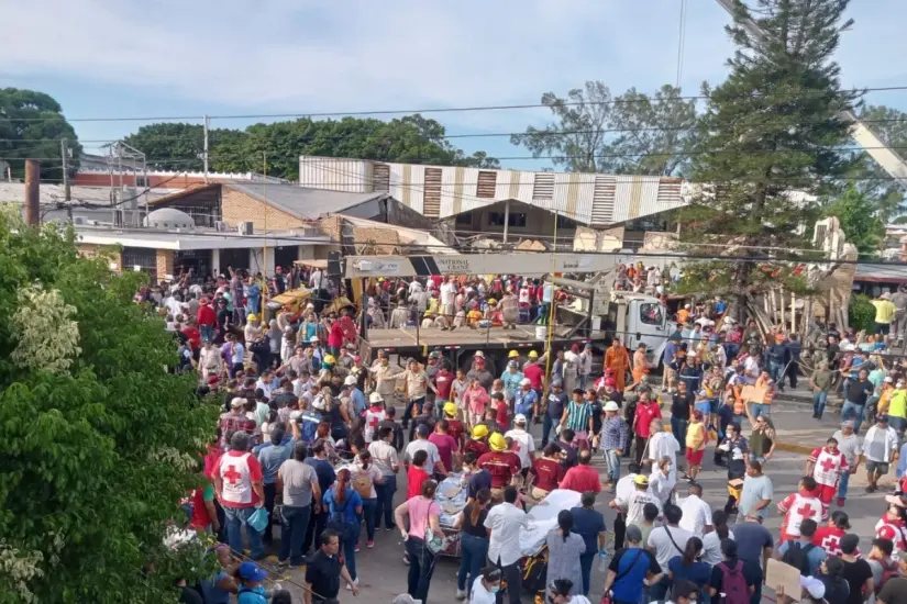 La parroquia sigue oficiando eventos religiosos con toldos provisionales ubicados cerca de la estructura derrumbada. Foto: Axel Hassel