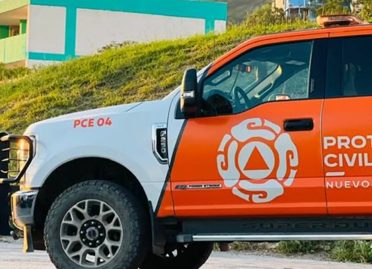 Las unidades de emergencia respondieron de inmediato al llamado, activando protocolos para asegurar la zona y brindar atención médica oportuna a los afectados. Foto: Protección Civil de Nuevo León.