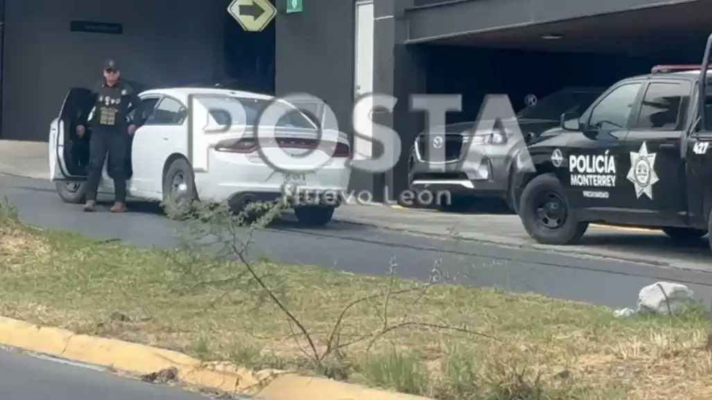 Pelea entre automovilista y chofer de ruta termina con un agente herido en Monterrey