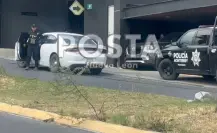 Pelea entre automovilista y chofer de ruta termina con un agente herido en Monterrey