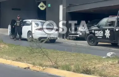 Pelea entre automovilista y chofer de ruta termina con un agente herido en Monterrey