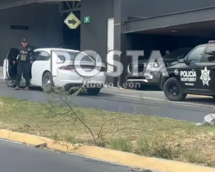 Pelea entre automovilista y chofer de ruta termina con un agente herido en Monterrey