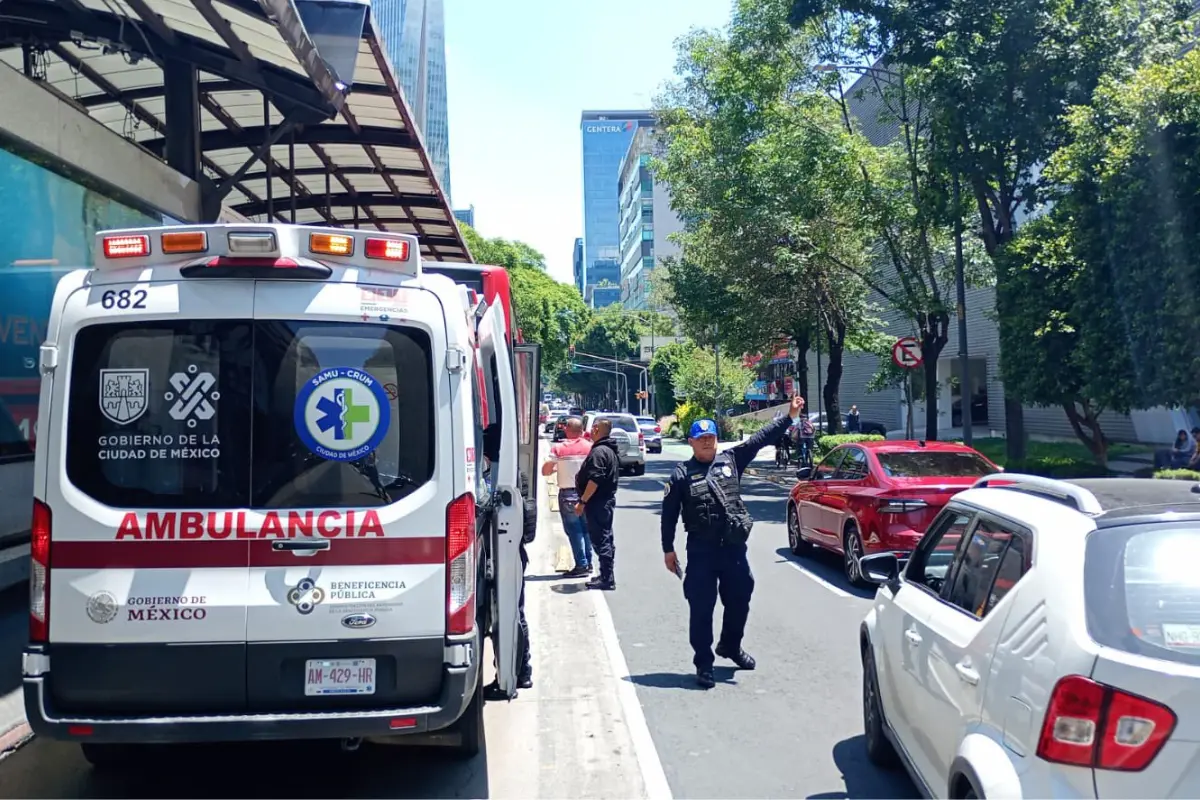 Servicio de emergencias del Metrobús ante la muerte de un hombre en el Metrobús. Foto: @Gera_Barrios | Canva