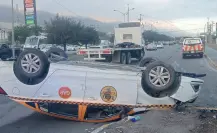 VIDEO | Aparatoso choque termina en volcadura de taxi en Santa Catarina