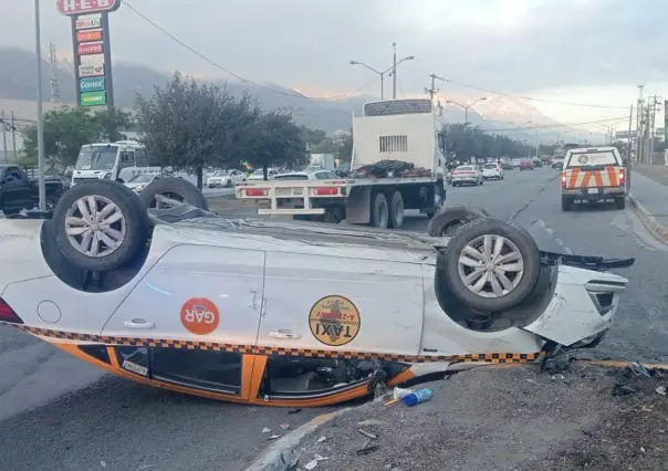 VIDEO | Aparatoso choque termina en volcadura de taxi en Santa Catarina