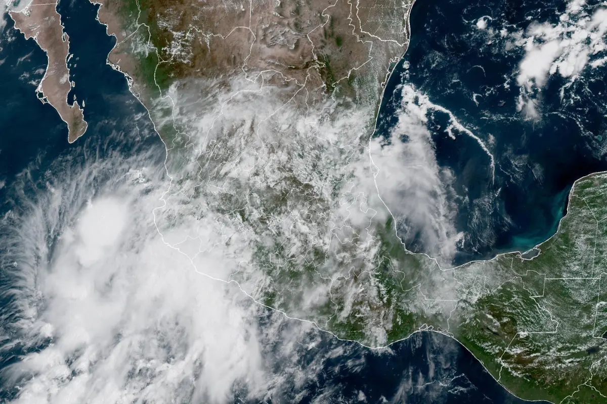 Vista satelital de México y tormenta tropical Ivo. Foto: National Hurricane Cente