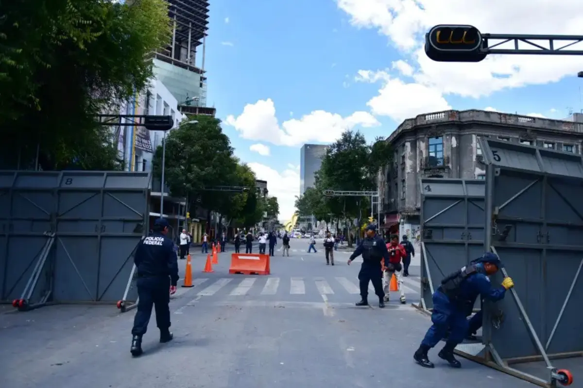 Policías retirando vallas en la calle Bucareli. Foto: X @OVIALCDMX