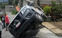 Volcadura de pipa de gas moviliza a cuerpos de emergencia en Topilejo, CDMX