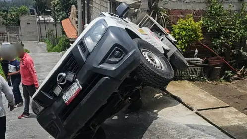 Volcadura de pipa de gas moviliza a cuerpos de emergencia en Topilejo, CDMX