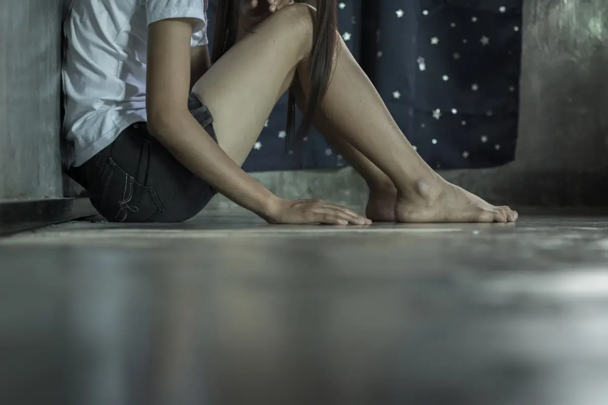 Mujer sufre abuso sexual en baño público de la Benito Juárez. Foto: Canva