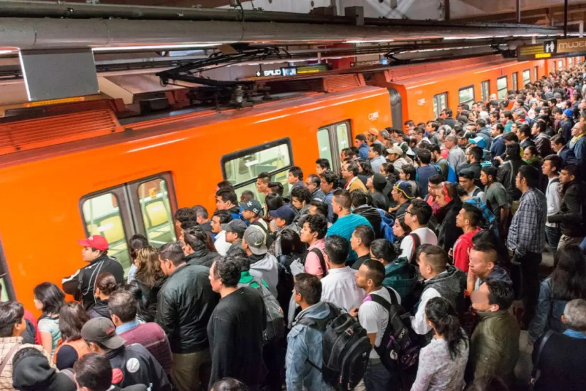 Metro de CDMX con máxima afluencia. Foto: .imef.org.mx | Canva