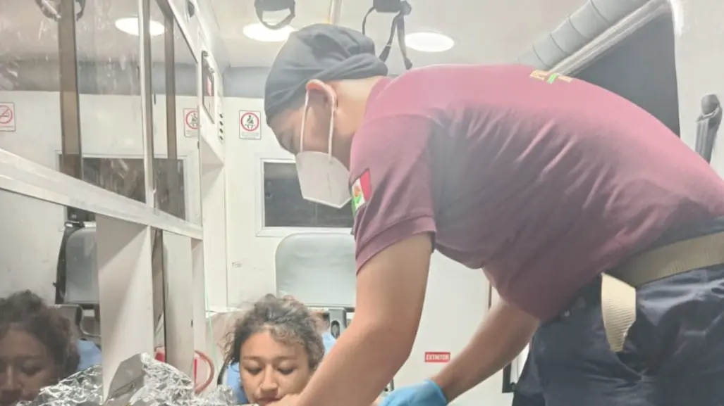 Paramédicos ayudan a nacer a un bebé y policías salvan a otro de morir calcinado en Escobedo
