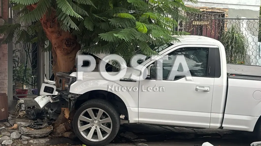 Choque deja a dos heridos y uno prensado en su vehículo en Monterrey