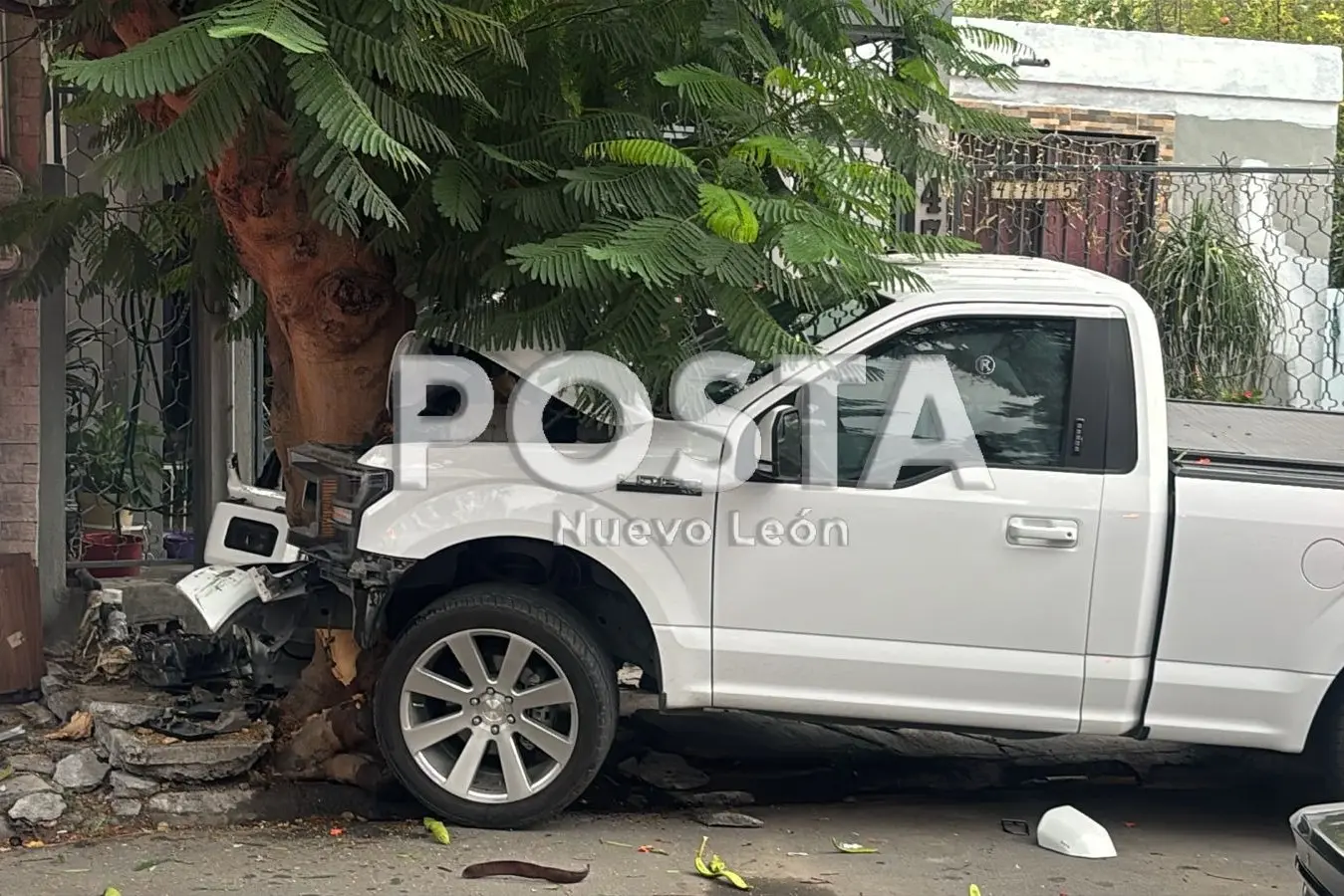Tras el choque, uno de los ocupantes, identificado como Erick Ibarra Garza, de 32 años, quedó prensado en el asiento del copiloto entre los fierros retorcidos de la unidad. Foto: POSTA.