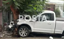 Choque deja a dos heridos y uno prensado en su vehículo en Monterrey