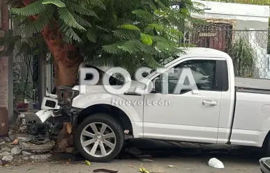 Choque deja a dos heridos y uno prensado en su vehículo en Monterrey