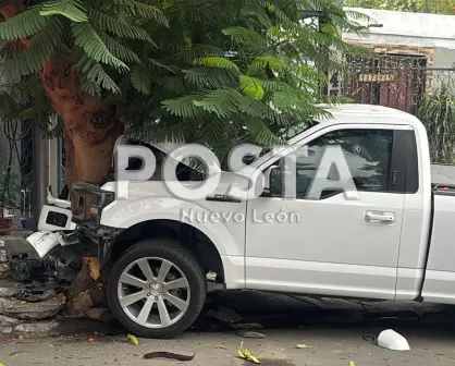 Choque deja a dos heridos y uno prensado en su vehículo en Monterrey
