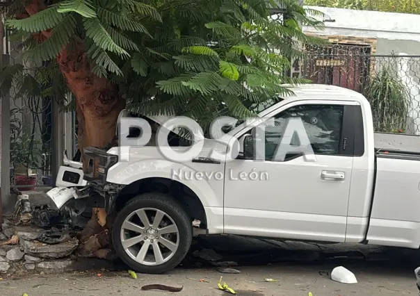 Choque deja a dos heridos y uno prensado en su vehículo en Monterrey