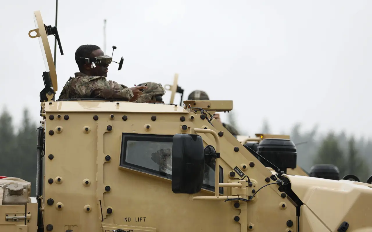 Soldado estadounidense en vehículo. Foto: X (@USArmy)