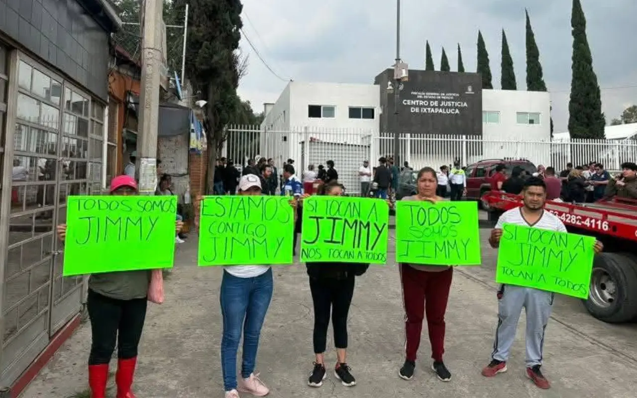Personas con carteles a favor de El Jimmy. Foto: Especial