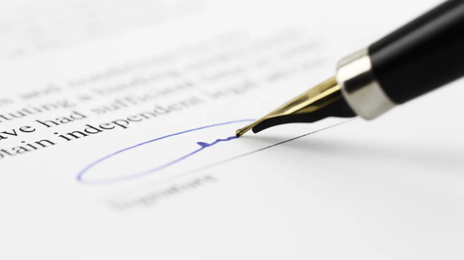 Esta es la firma típica de una persona controladora, según la grafología. Foto: Canva.