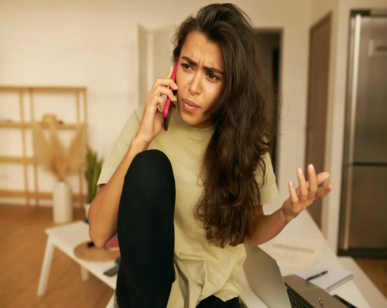 Este delito, muchas veces no denunciado, impacta directamente en familias y comercios que deben lidiar con amenazas telefónicas o cobros ilegales disfrazados de “cuotas”. Foto: Freepik