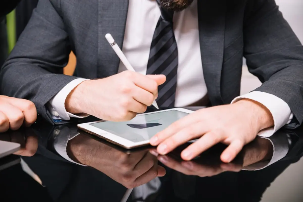 De acuerdo con el Gobierno de Tamaulipas, la firma electrónica, también conocida como e - firma, es una firma legal y válida para firmar en medios intangibles, como los son los documentos digitales. Foto: Freepik