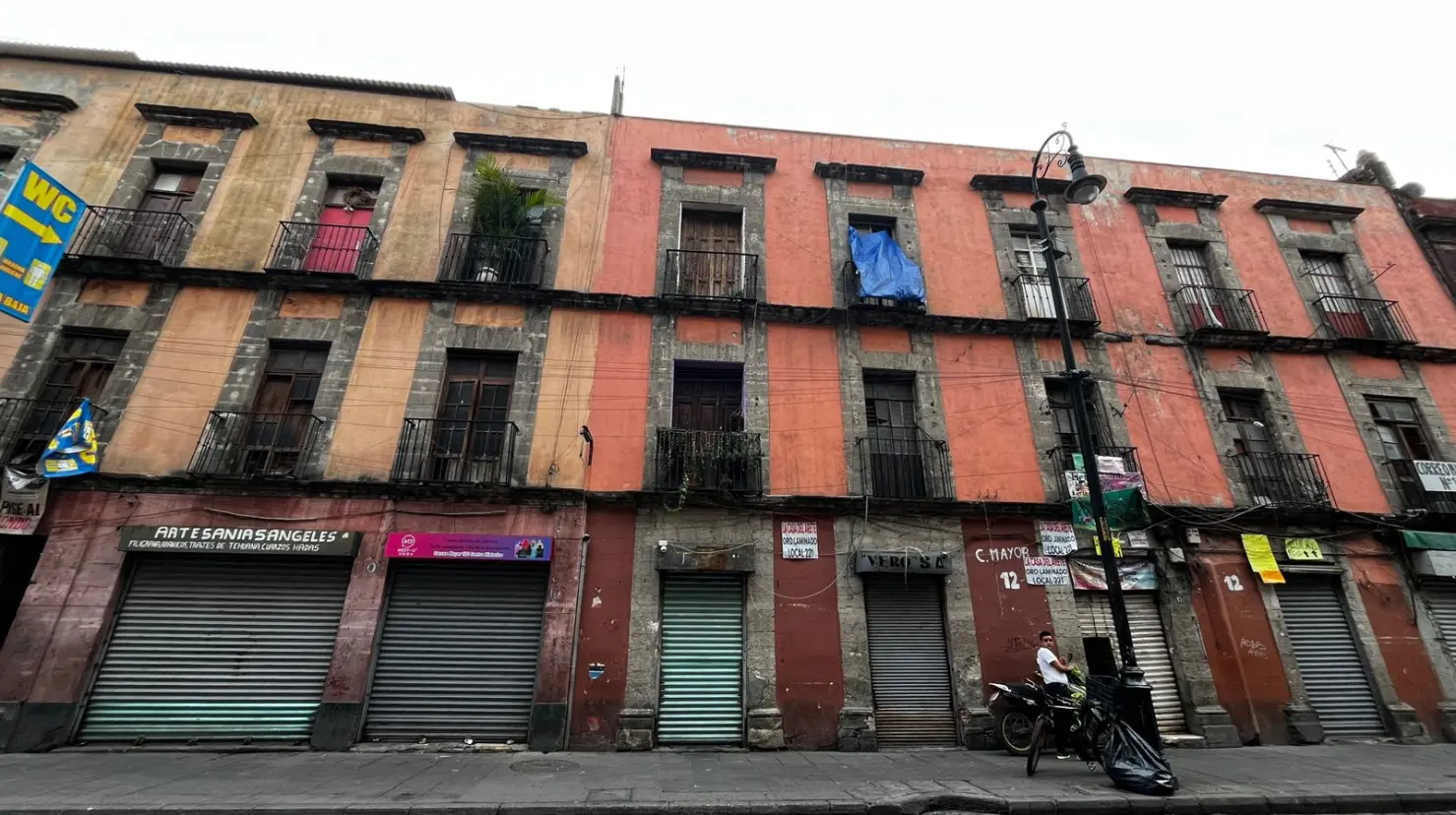 Edificios del Centro Histórico de CDMX ocupados por comercio chino. Foto: Laura Ávila