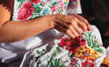 ¿Qué es el hipil yucateco y qué significan sus bordados?