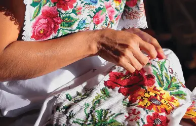 ¿Qué es el hipil yucateco y qué significan sus bordados?