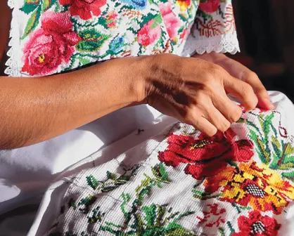 ¿Qué es el hipil yucateco y qué significan sus bordados?