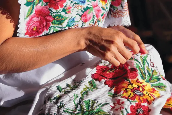 ¿Qué es el hipil yucateco y qué significan sus bordados?
