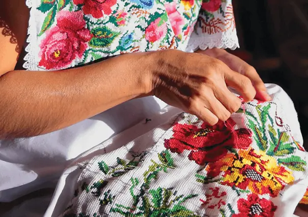 ¿Qué es el hipil yucateco y qué significan sus bordados?