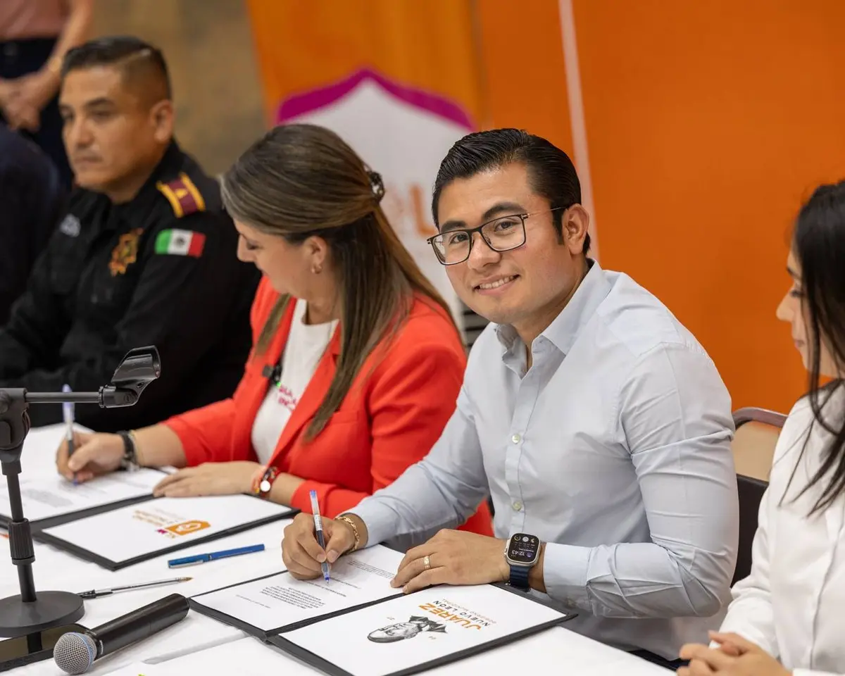 En la imagen el alcalde de Juárez, Félix Arratia, junto a Martha Herrera, titular de la Secretaría de Igualdad e Inclusión durante un evento. Foto: Facebook Félix Arratia