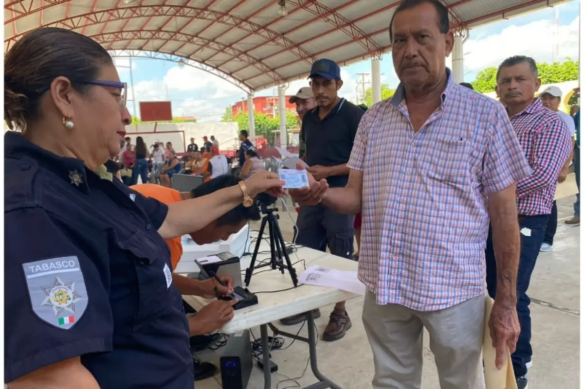 Ciudadano recogiendo su licencia de conducir en Tabasco Foto: X(Twitter) @SSPCTabasco