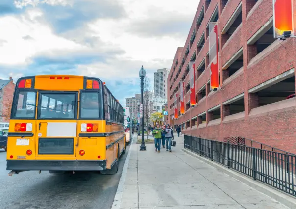 Nuevo León busca aliviar tráfico con uso obligatorio de transporte escolar en colegios