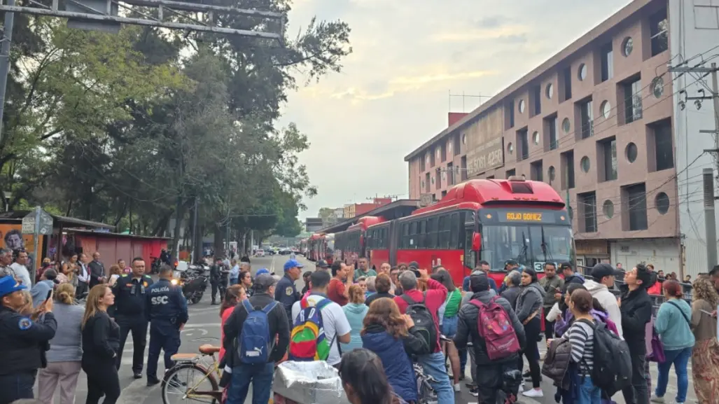 Vecinos bloquean calles en Iztacalco por desabasto de agua