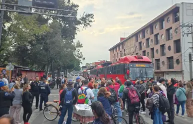 Vecinos bloquean calles en Iztacalco por desabasto de agua
