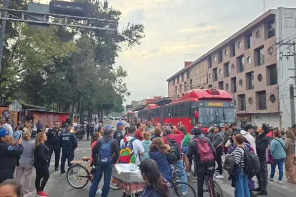 Vecinos bloquean calles en Iztacalco por desabasto de agua