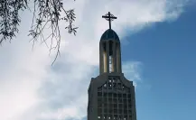 Reinstalan cruz en la Parroquia Nuestra Señora de Guadalupe tras su colapso