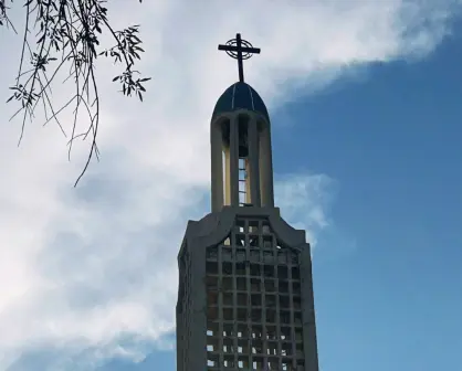 Reinstalan cruz en la Parroquia Nuestra Señora de Guadalupe tras su colapso